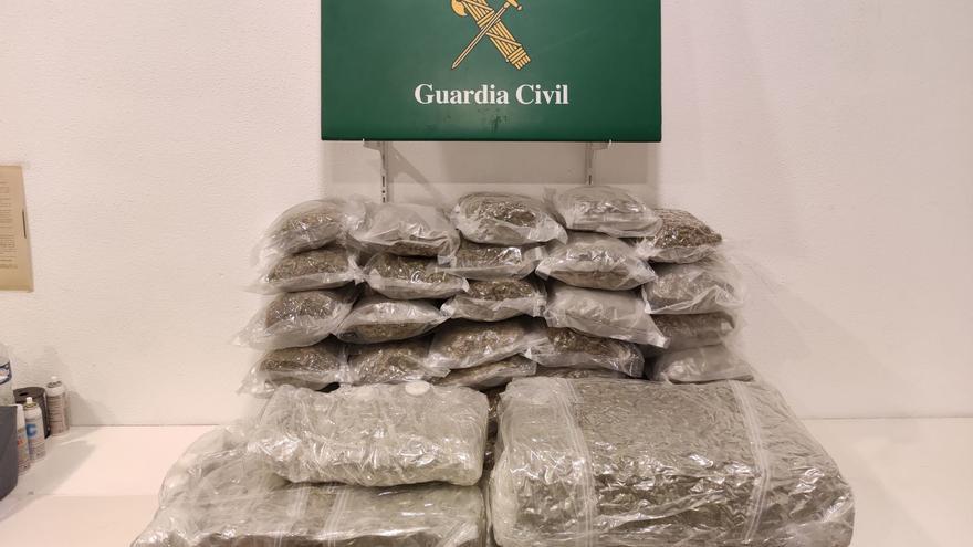 Detenen un home amb 30,5 kg de marihuana al doble fons d&#039;un cotxe, a la Jonquera