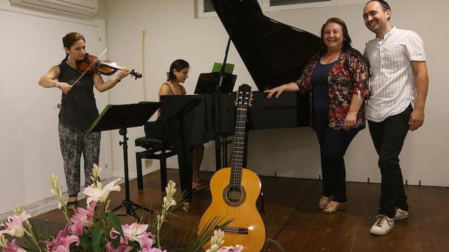 Las profesoras y hermanas Lusine, al piano y Veronika Nahapetyan, al violín, junto a Virgilio Meléndez y Rosario Jiménez, en una de las salas de la escuela de música Hoyarte