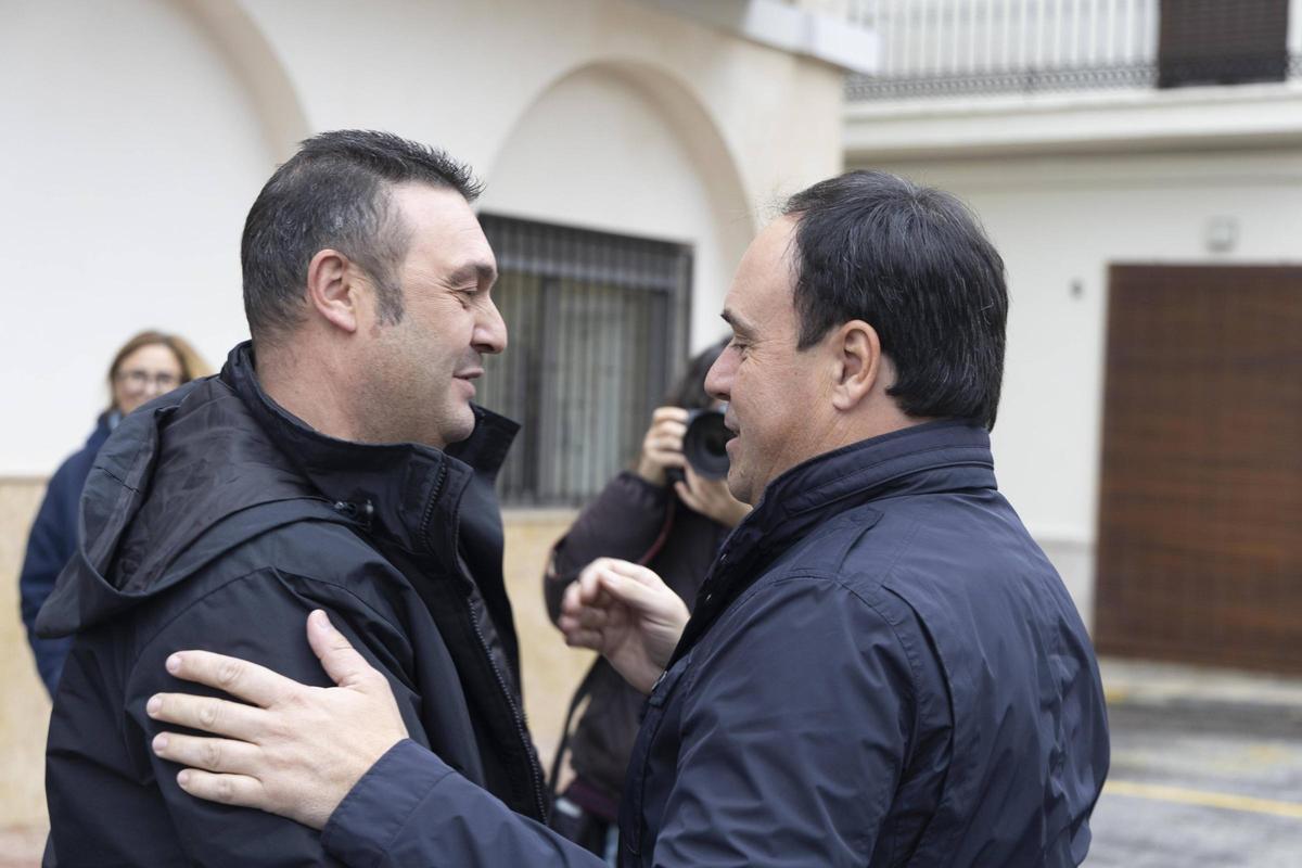 El alcalde de Barxeta, Vicente José Torregrosa, con el president Pérez Llorca.