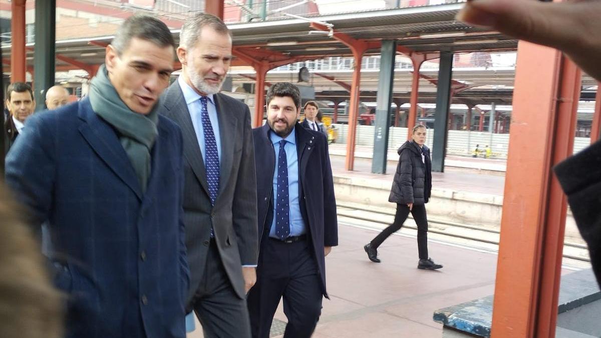 Pedro Sánchez, el rey Felipe Vi y Fernando López Miras, a su llegada a Chamartín para montarse en el AVE.