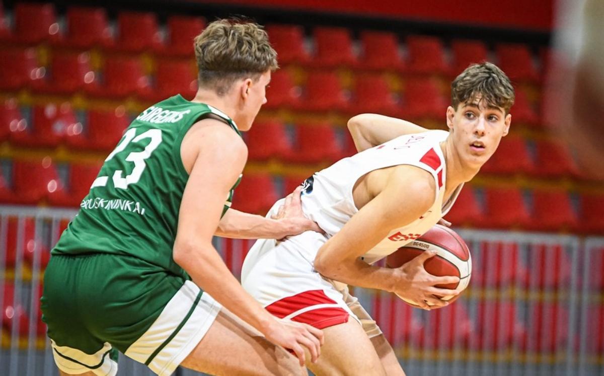 Guillermo del Pino controla el balón en el Europeo sub 16.