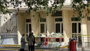 Ofrenda floral delante del liceo Gambeta en Arras, Francia, en recuerdo de Dominique Bernard, el profesor asesinado por un un exalumno fichado por el radicalismo islámico.