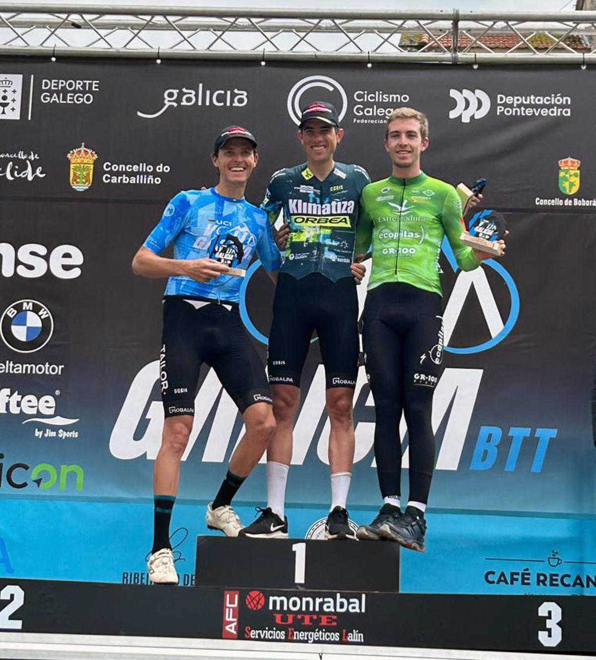 Podio masculino, con el representante del equipo extremeño a la derecha.