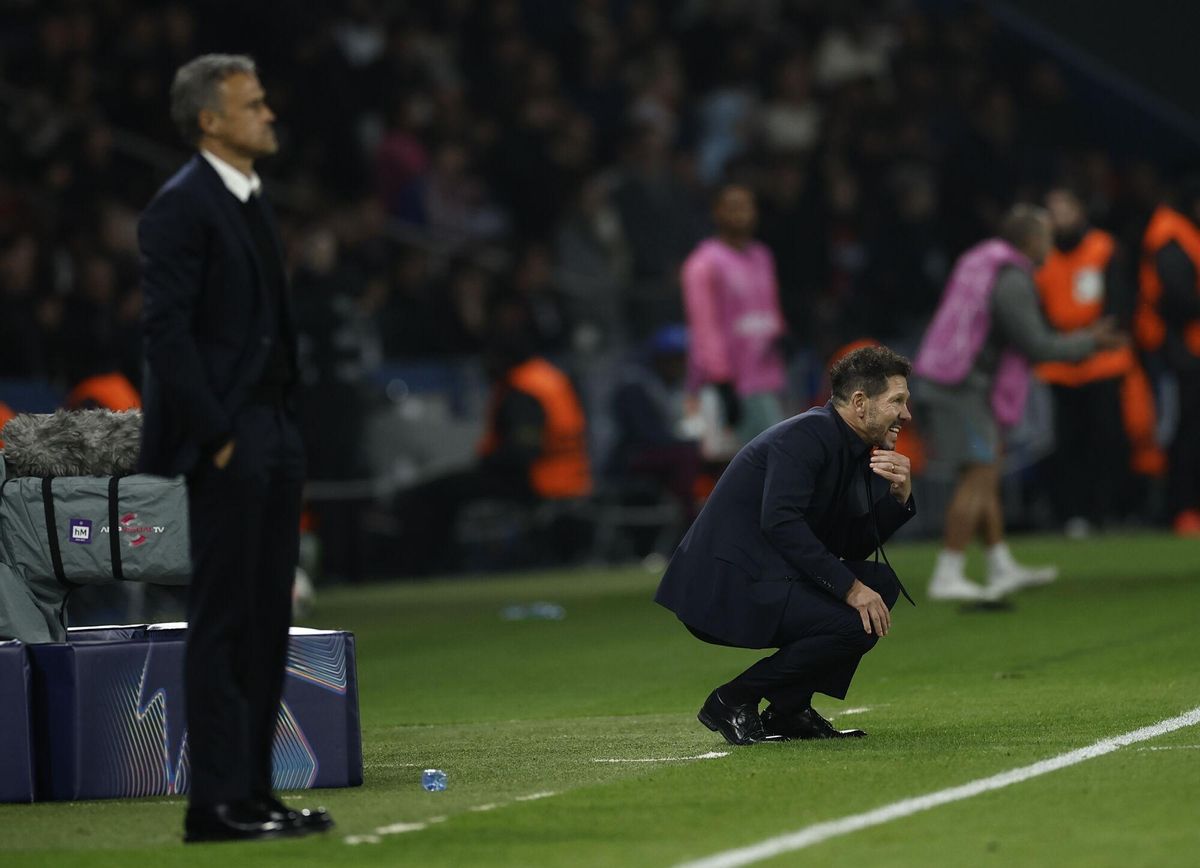 Simeone y Luis Enrique, en su último duelo, el pasado 6 de noviembre en París. EFE/EPA/YOAN VALAT. NO SALES EPA ZONE