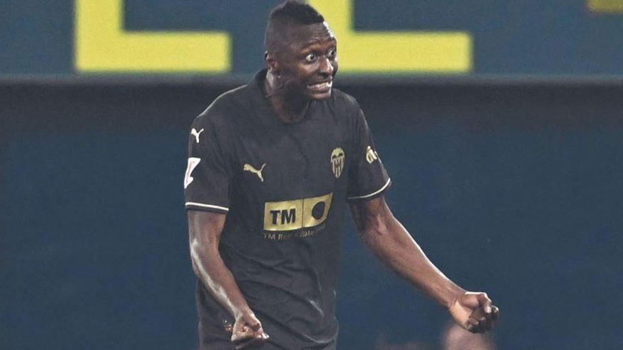 Umar Sadiq celebra su gol al Villarreal