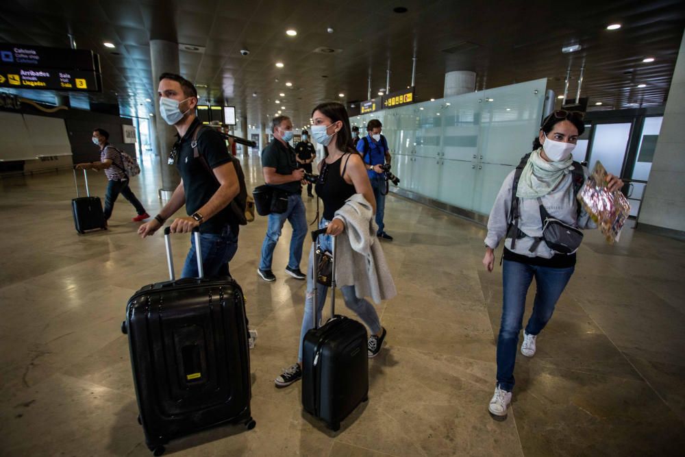 Llega el primer avión internacional a Manises