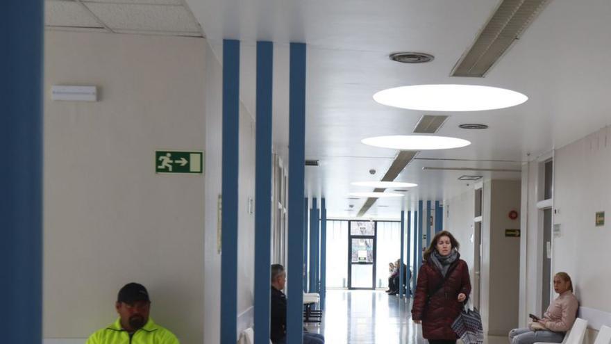 Un grupo de pacientes espera a ser atendido en un centro de salud de la capital aragonesa. | JOSEMA MOLINA