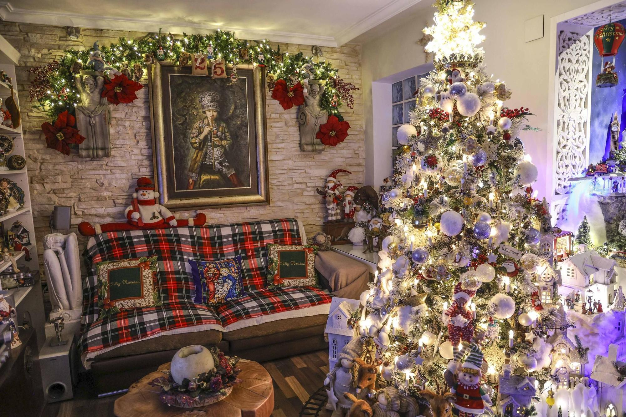 Un sanvicentero monta en su casa un espectacular poblado de navidad