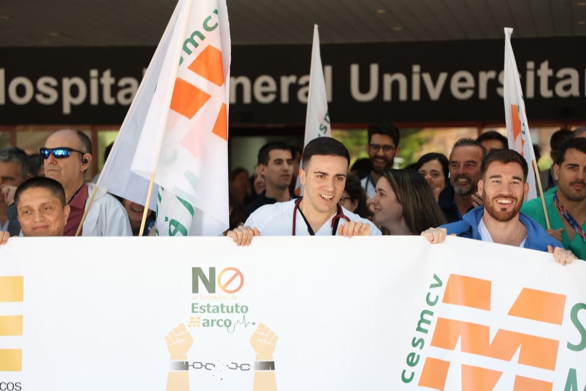 Concentración con motivo de la nueva huelga de médicos ante el Hospital General de Alicante