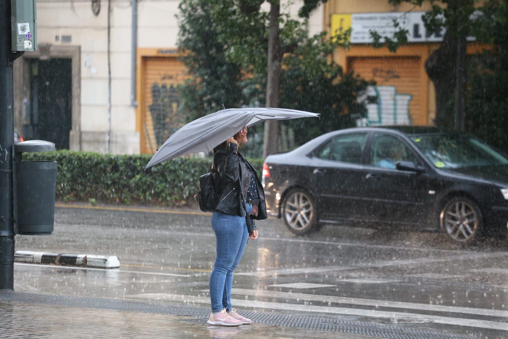 La lluvia descarga con fuerza en València