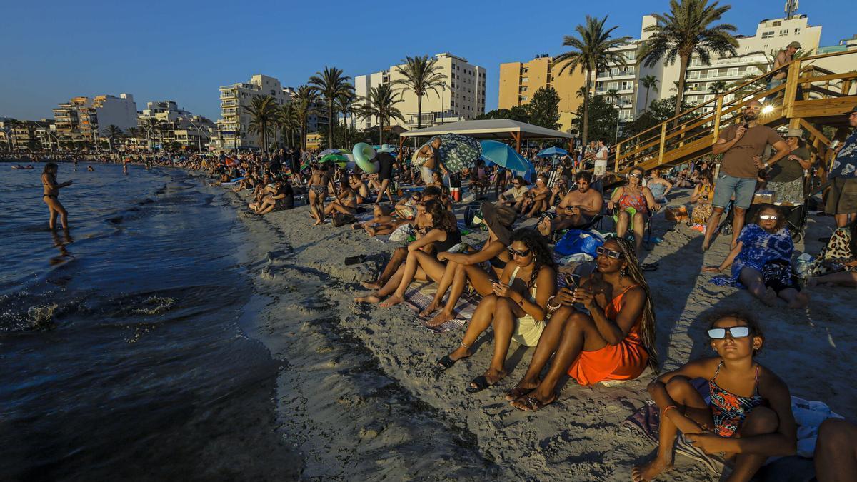 Observación del eclipse desde Playa de Palma.