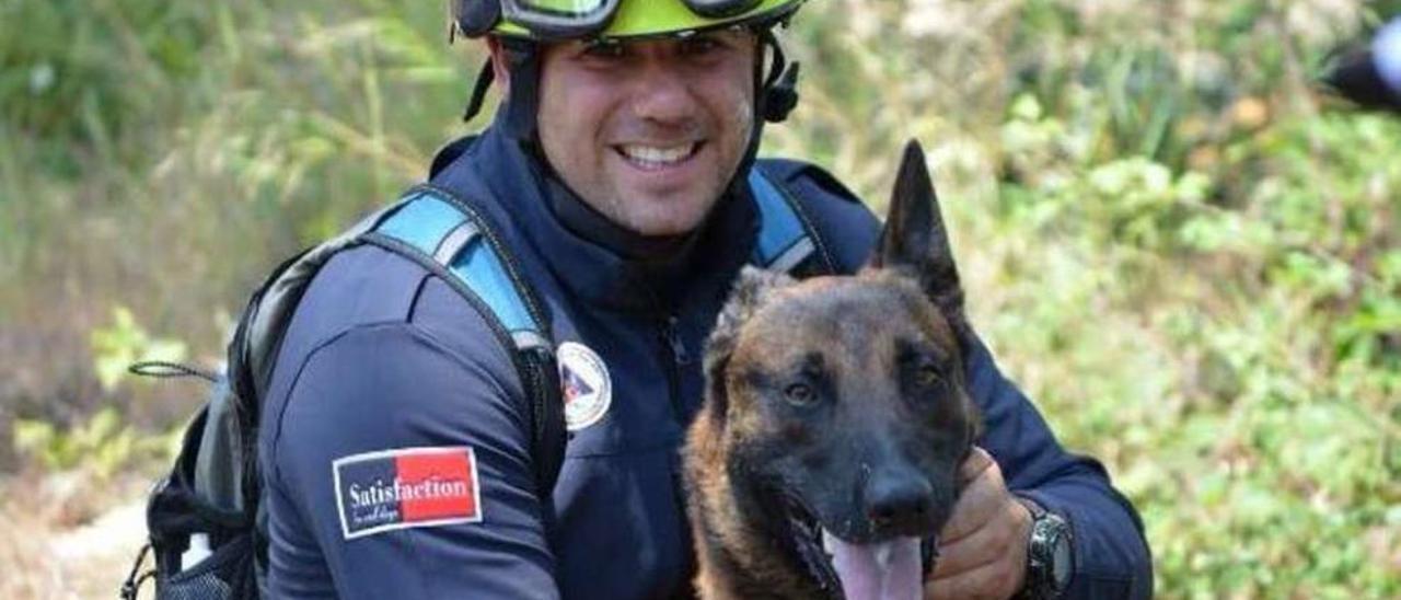 El guía estradense José López Louro y su perro Hasen.