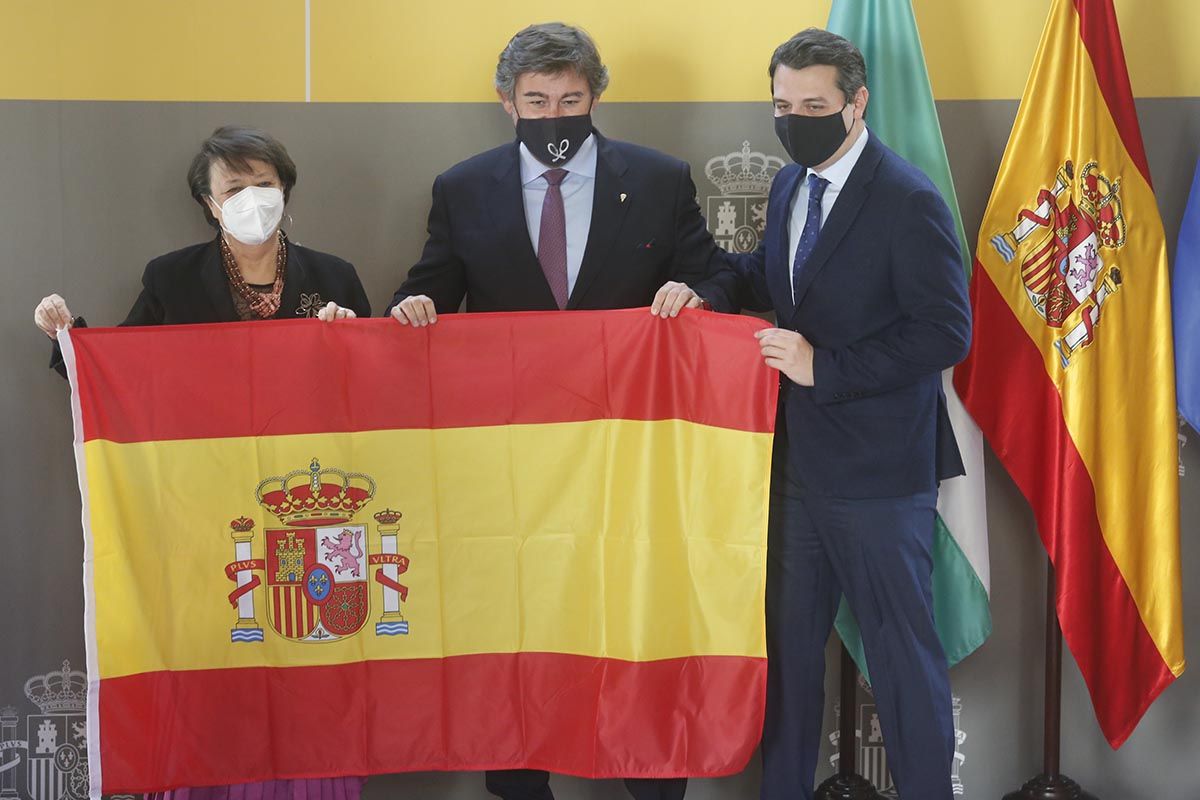 Entrega de la bandera de España