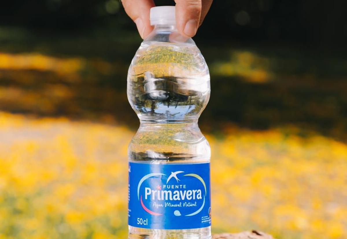 Botella de Fuente Primavera, una de las marcas de Agua Mineral San Benedetto.