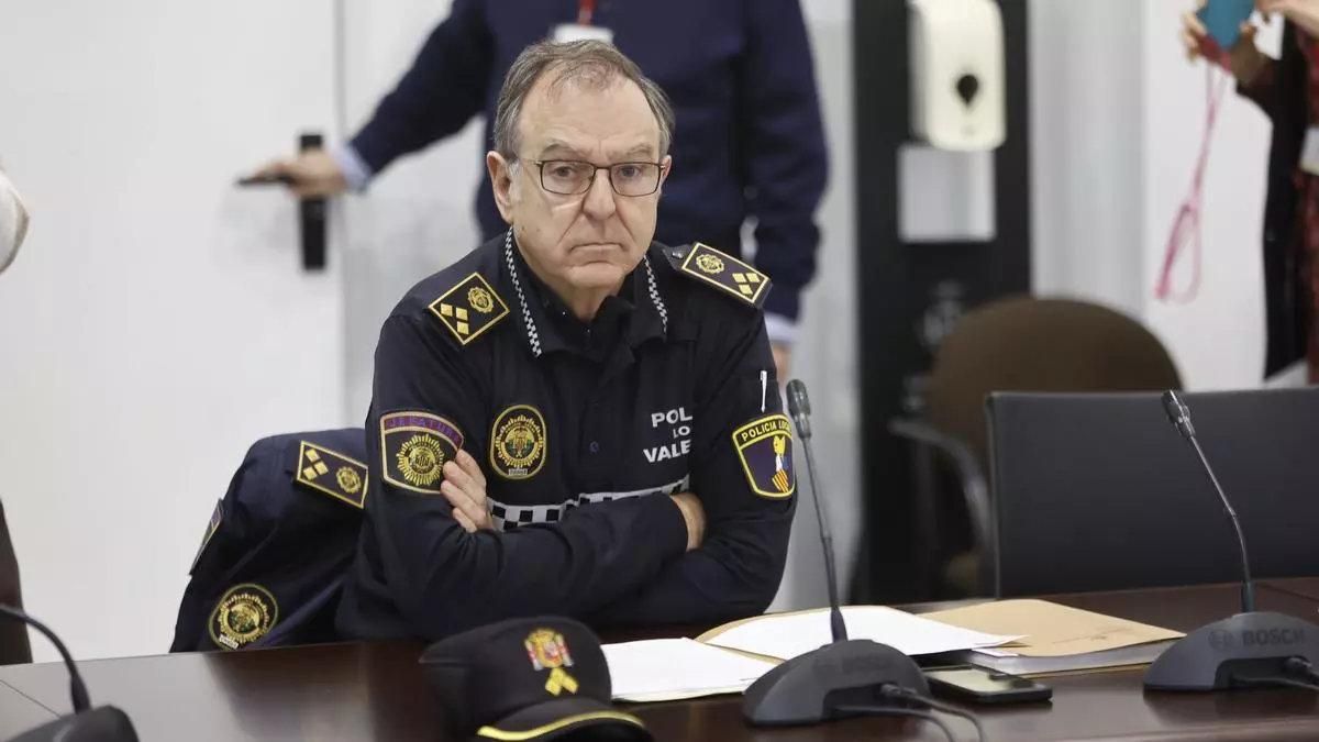 El jefe de la Policía Local de Valencia, José Vicente Herrera, durante la comisión de la DANA.