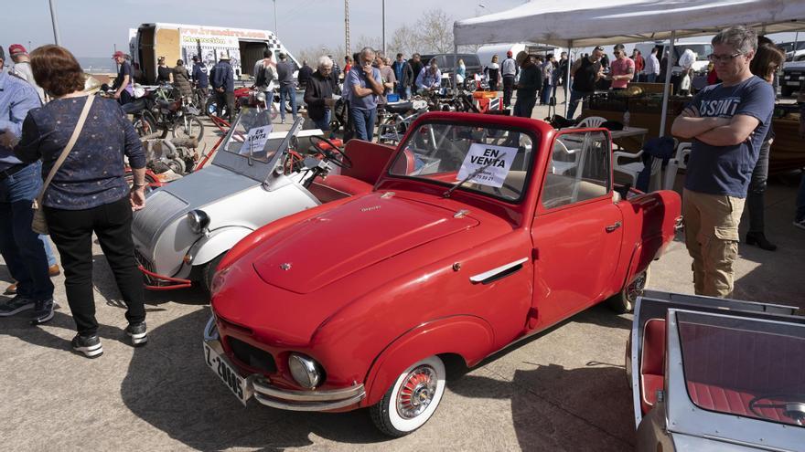 El primer mercat del Clàssic Motor Club del Bages a la nova seu de Manresa és un èxit i ja pensa a repetir-lo