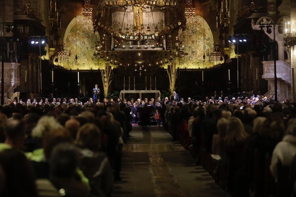 La reina Sofía asiste al concierto benéfico en la Catedral de Palma.