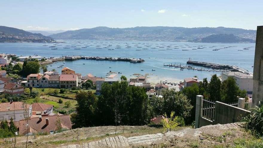 El muelle de A Mosqueira (izquierda) y el abrigo de O Con (derecha), que se ampliará. // S.A.