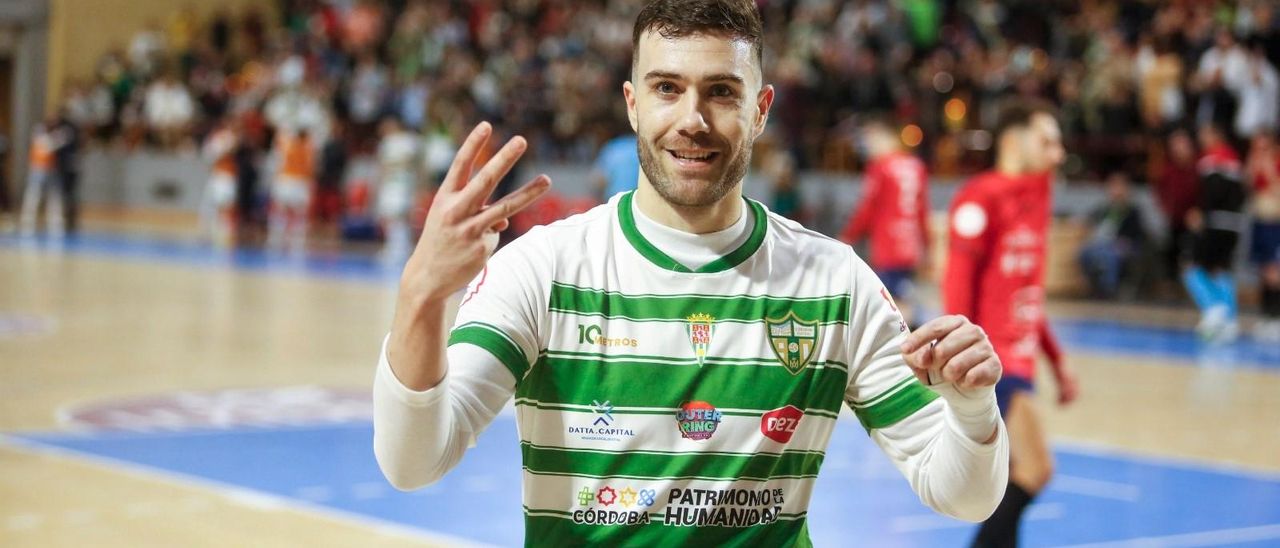 Alberto Saura celebra su triplete con el Córdoba Futsal ante el Osasuna Magna.