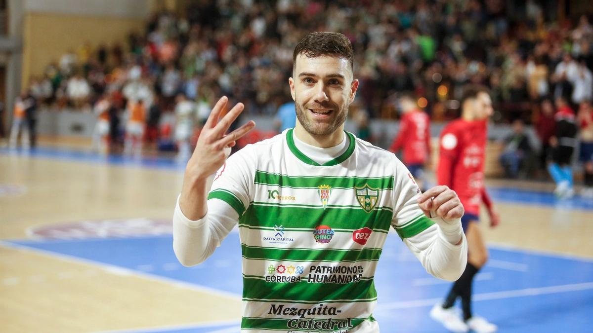 Alberto Saura celebra su triplete con el Córdoba Futsal ante el Osasuna Magna.