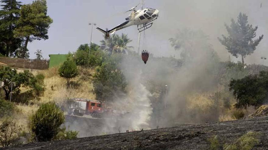 Un incendio con dos focos alerta a los vecinos de una urbanización de Badajoz