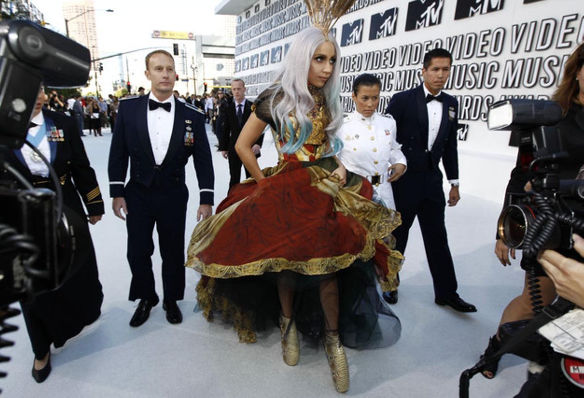 Lady Gaga llega a los premios MTV en Los Ángeles el año 2010.