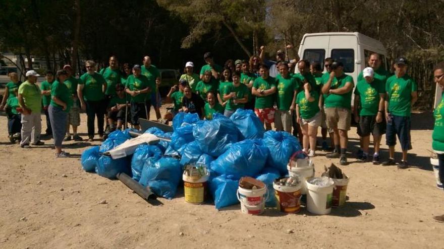 Más de 60 voluntarios retiran 340 kilos de basuras en una pinada de Benidorm