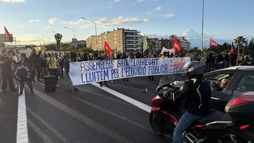 Los maestros en huelga cortan la B-23 a la altura de Sant Joan Despí