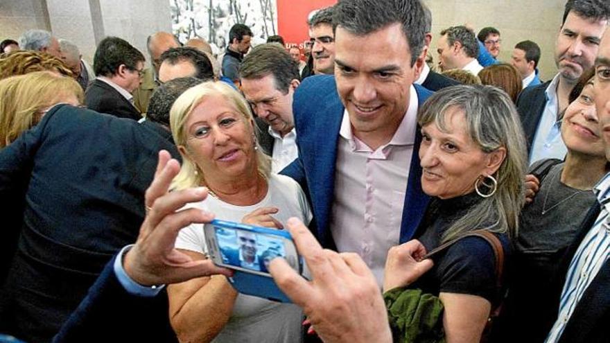 Sánchez es fa una foto amb dues simpatitzants a Vigo