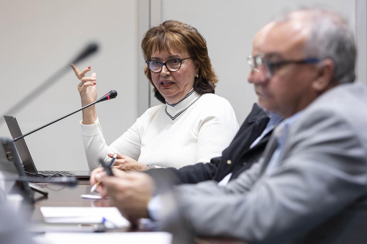 La catedrática Josefina Domínguez en el Parlamento. En primer plano Luis Campos