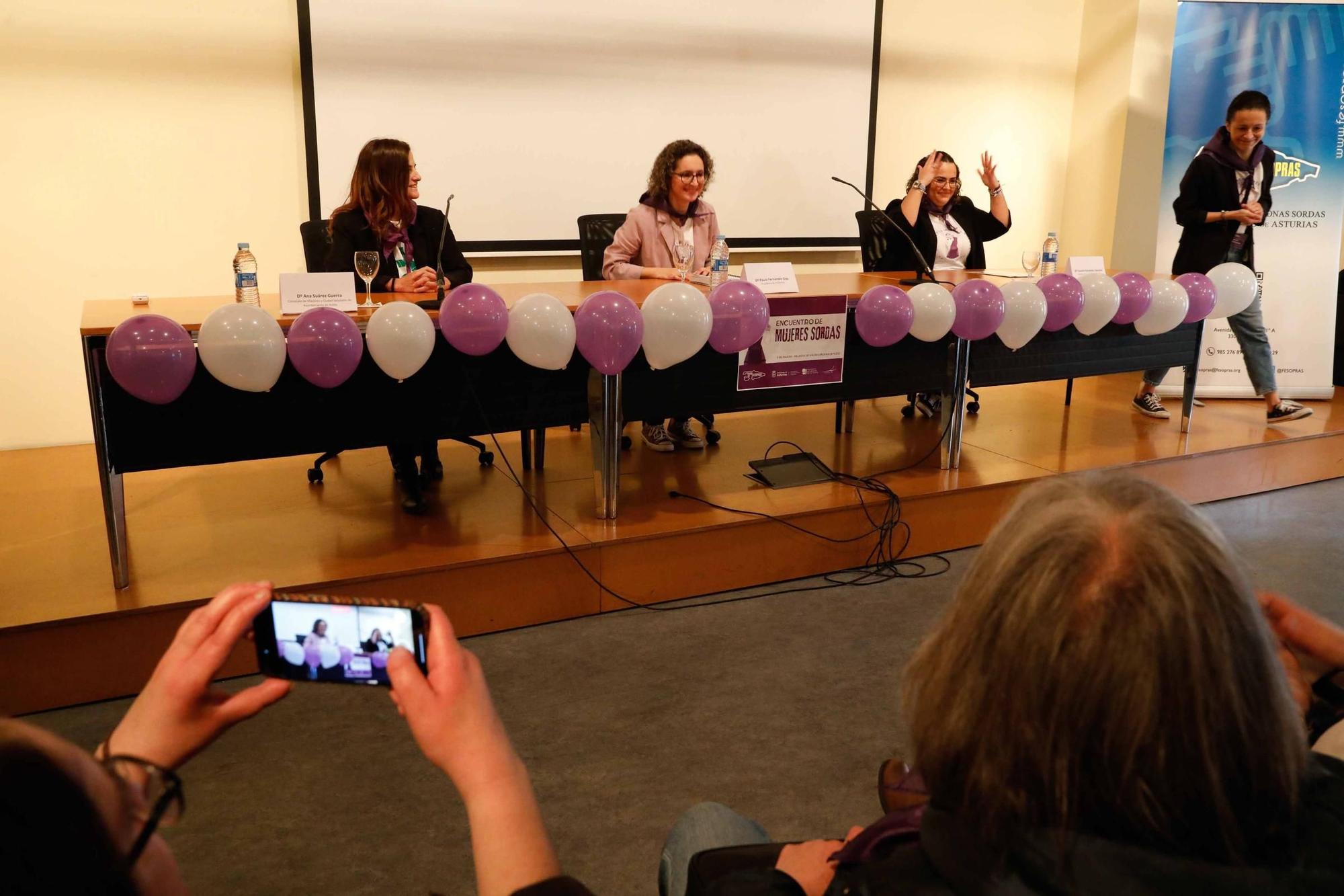 EN IMÁGENES: Así fue el encuentro de mujeres sordas en el palacio Valdecarzana de Avilés