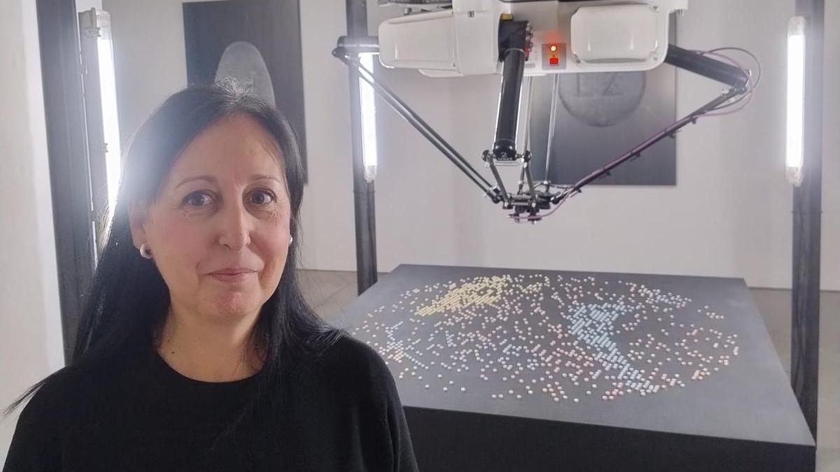 Lucía García, ante una de la máquinas de la exposición de Félix Luque.