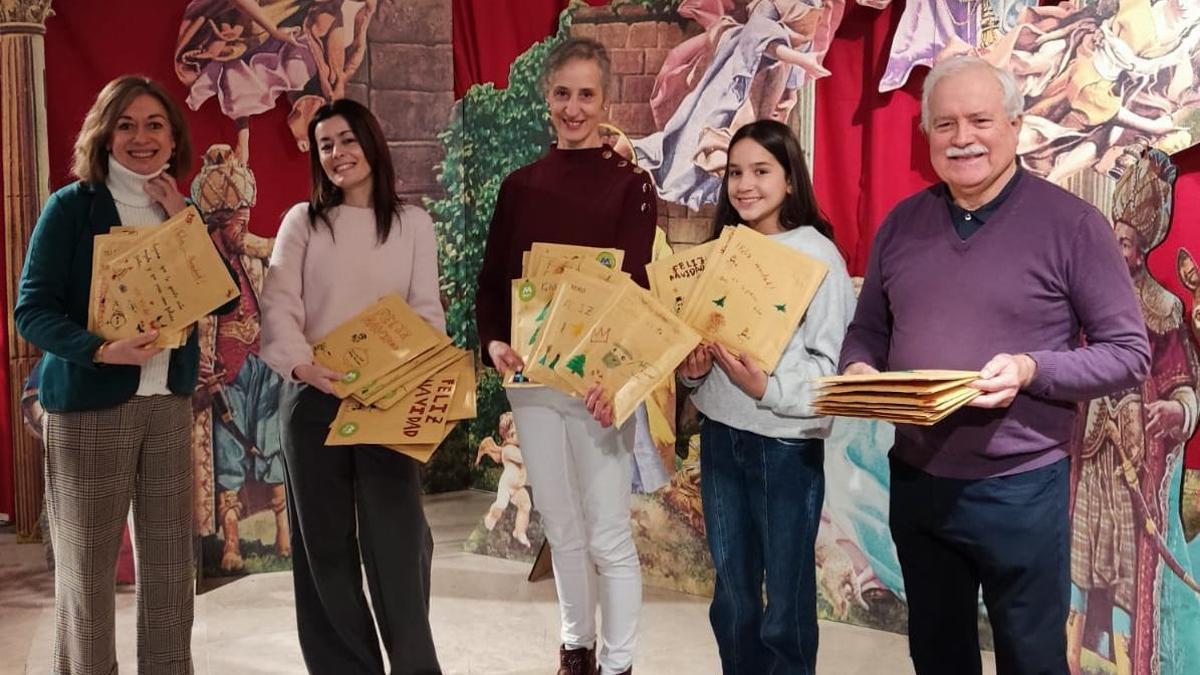 Entrega de los juegos a representantes de la Liga Zamorana para la Educación