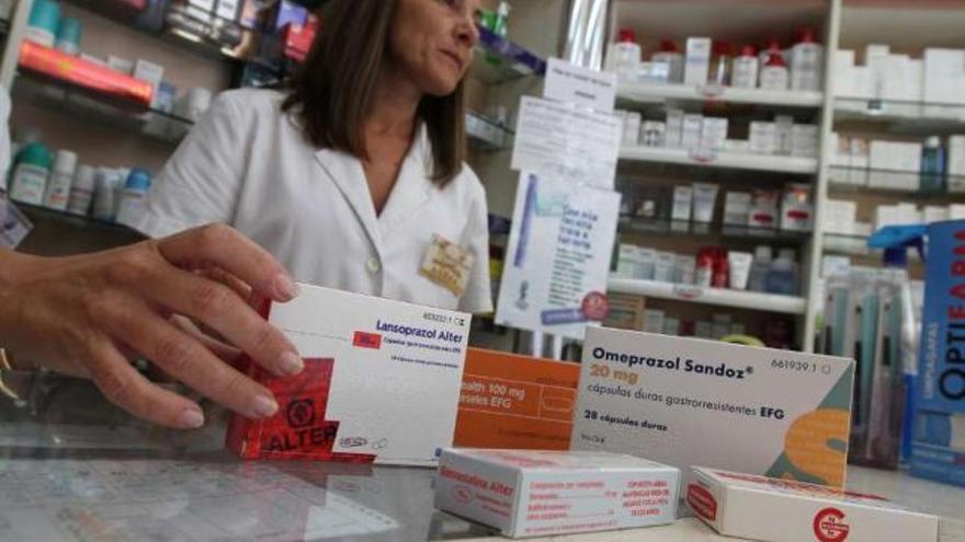 Una farmacéutica dispensa medicamentos genéricos en una farmacia gallega. / iñaki osorio
