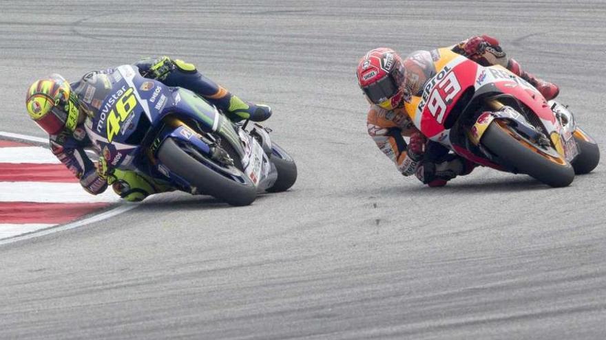 Rossi rueda junto a Máquez, en el circuito de Sepang, donde se registraron los hechos. // A. Yusni