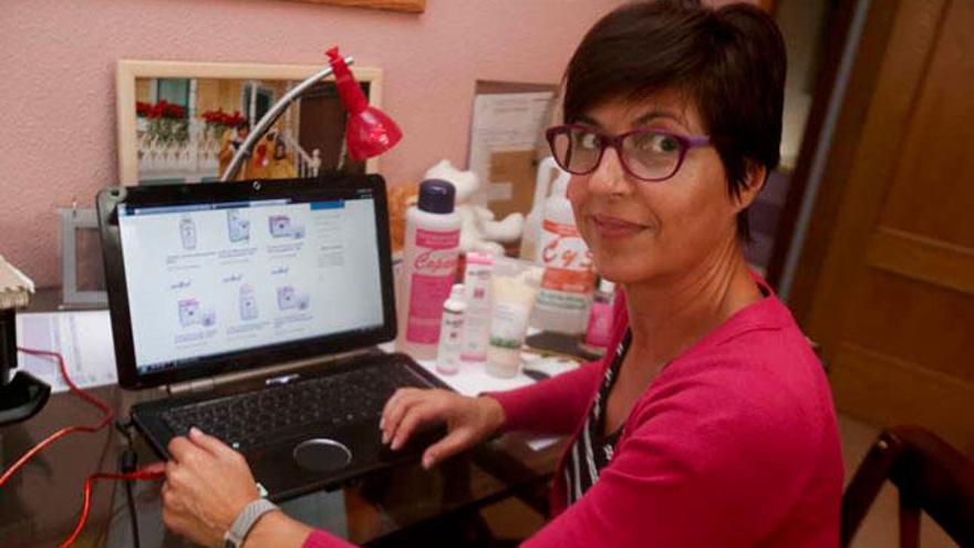 La emprendedora María Josefa Elull en el rincón de su casa que ha acondicionado para gestionar su tienda online.