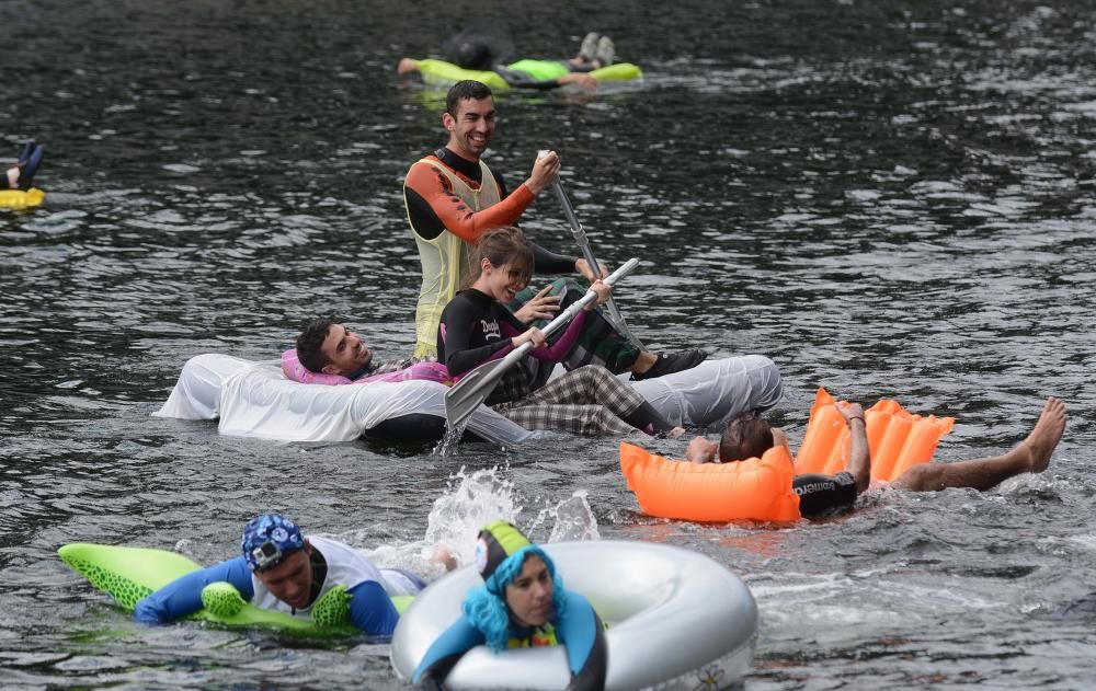 El festival congregó ayer en A Illa das Esculturas a miles de personas para disfrutar de buena comida y la música de bandas como Novedades Carminha o Terbutalina