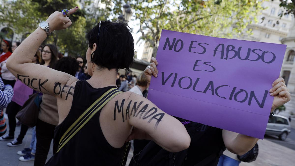 Cientos de personas claman en València contra el primer fallo de la Manada de Pamplona.