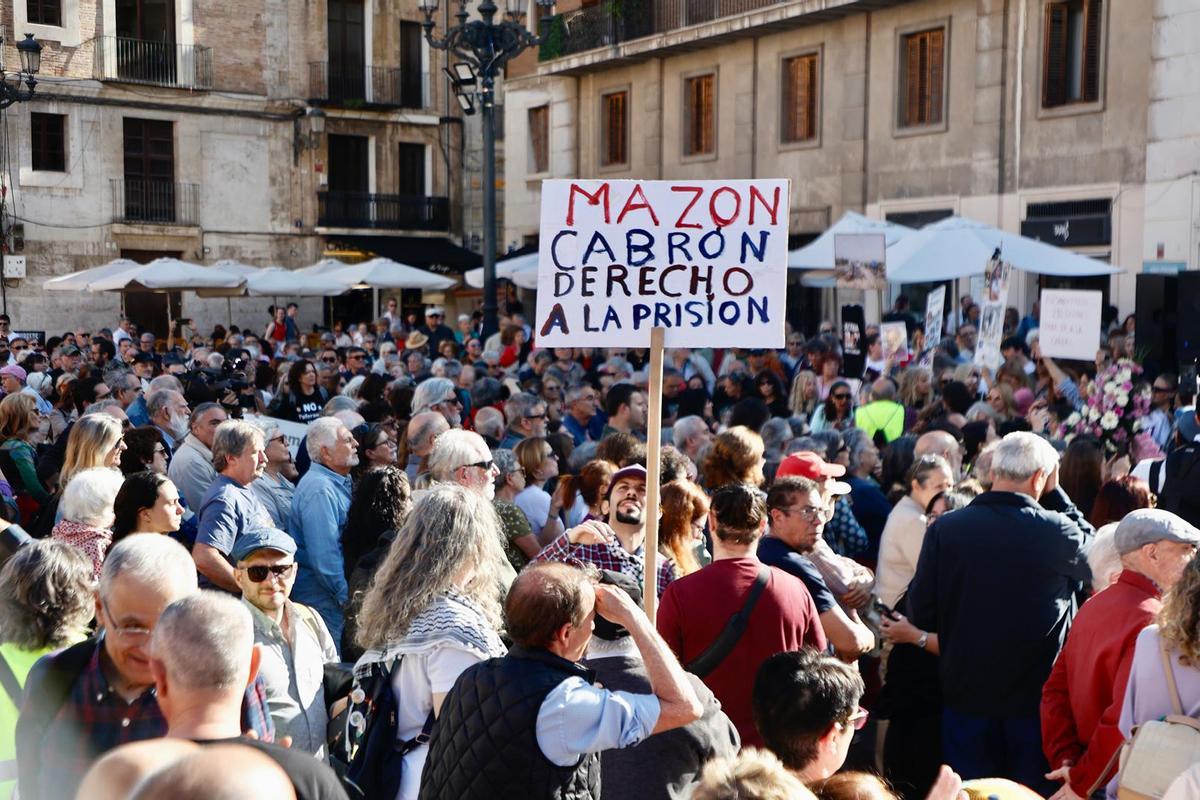 La concentración por la gestión de la dana de este 26 de abril, en imágenes