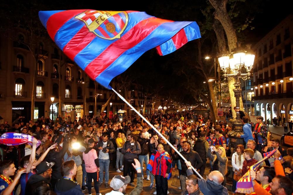 Los aficionados del Barcelona celebran el título.