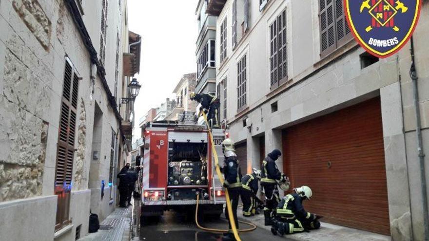 Los Bombers de Mallorca, durante la extinción del incendio en el Carrer Nou.