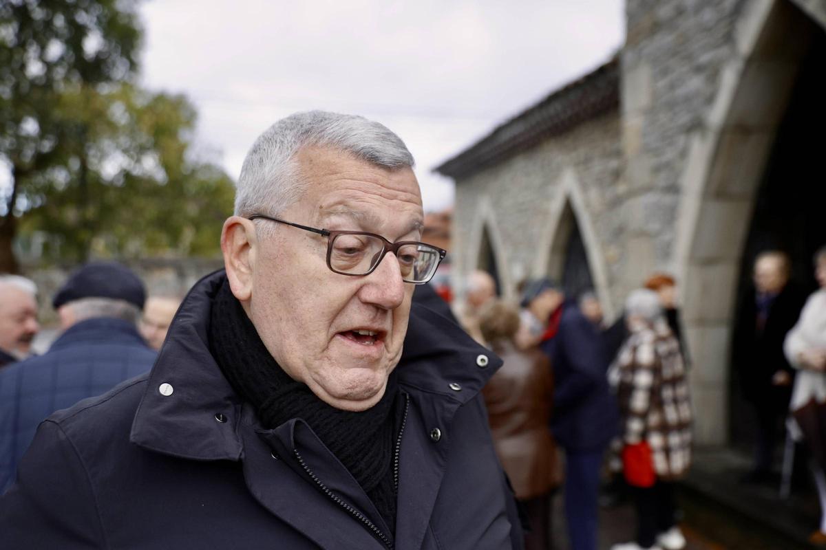 Leonardo Verdín, a las puertas de la iglesia de Granda.
