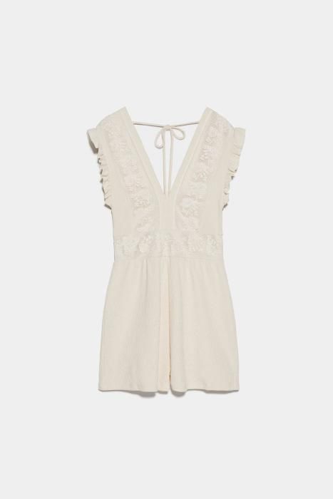 Vestido blanco crudo de Zara. (Precio: 25,95 euros