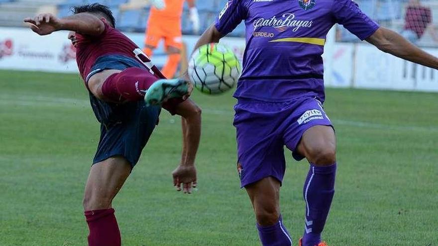 Pablo Carnero pugna por un balón en la pretemporada pasada. //R.V