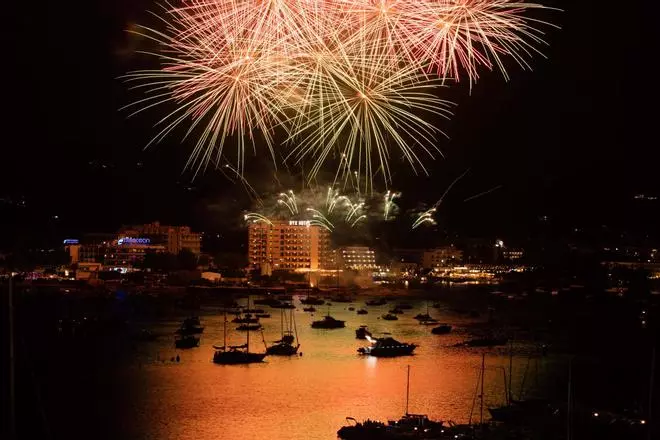 Todas las imágenes del castillo de fuegos artificiales por Sant Bartomeu en Sant Antoni