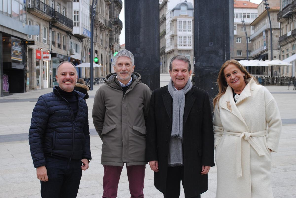 Fernando Grande-Markasla y Abel Caballero, en el centro, ayer en Vigo junto a David Regades y Carmela Silva.