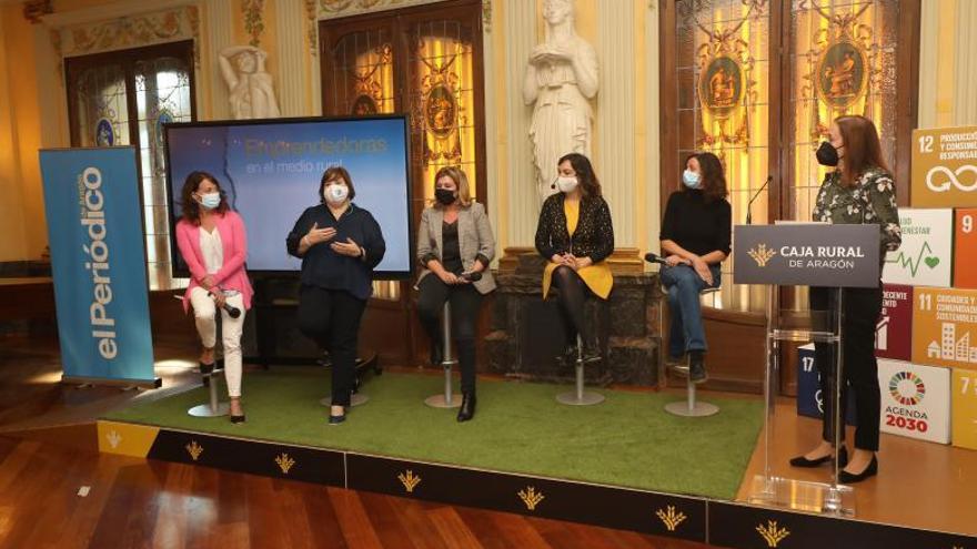 La profesora de Geografía Mariluz Hernández, tres emprendedoras y la presidenta de Fademur Aragón participaron en el acto.  | ÁNGEL DE CASTRO