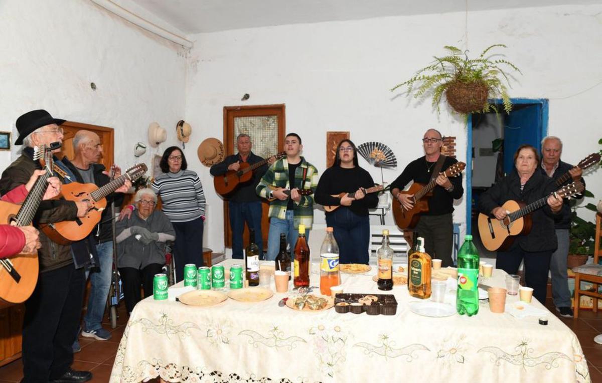 El Rancho de Ánimas actuando en el interior de una casa en Tiscamanita. | |  LP/DLP