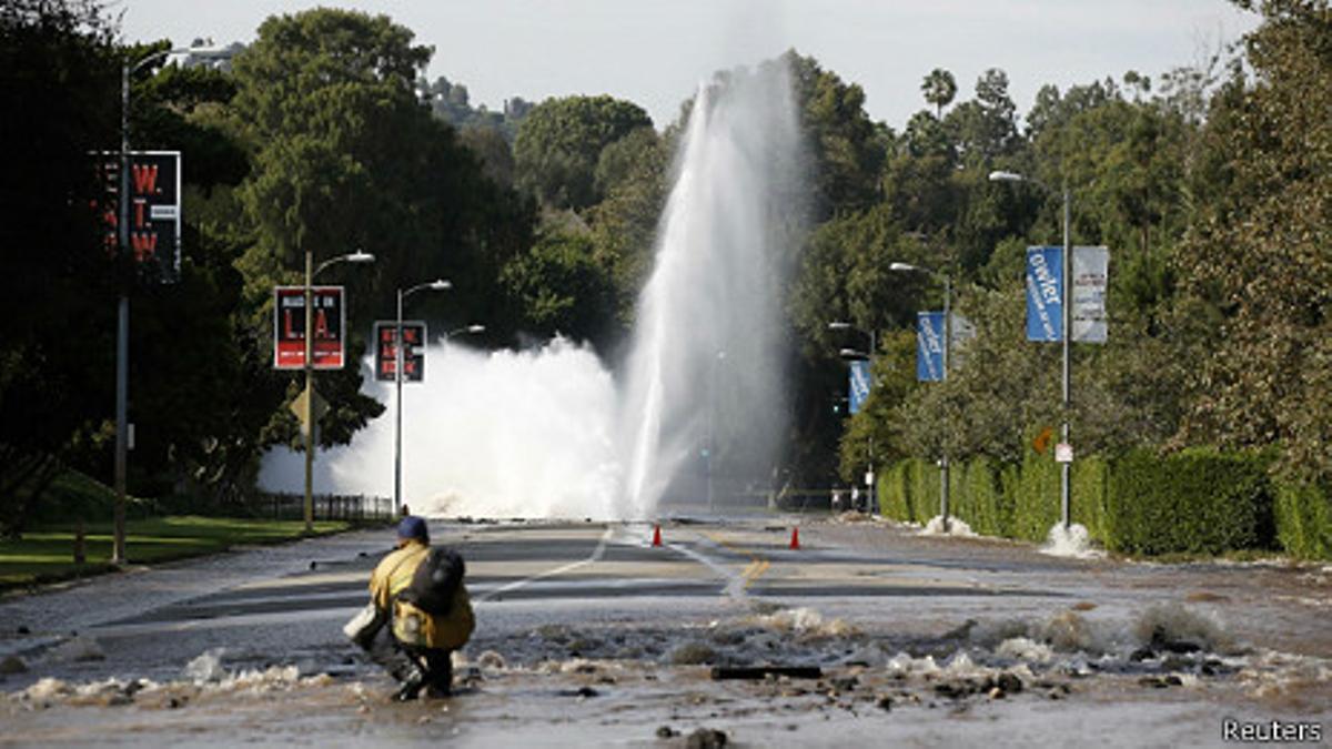 Una canonada avariada provoca una increïble inundació als carrers de Los Angeles, Califòrnia.