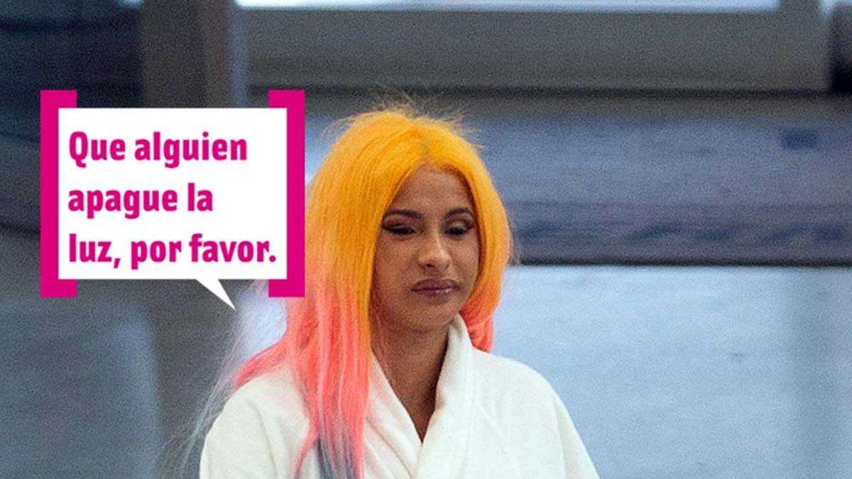 Cardi B en el aeropuerto de Nueva York en albornoz